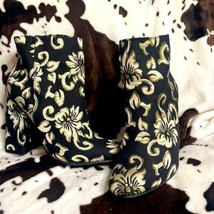 Size 7. Bamboo fur lined heeled boots never been worn